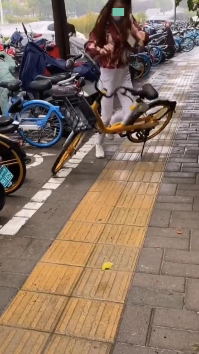 求职|女子走路不看路,撞到自行车并摔倒在地,路过的男子好心将她扶起