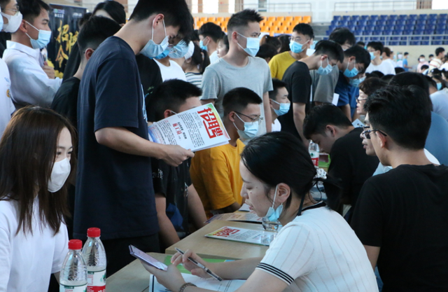 本科生|HR扬言:“三无家庭本科生我们不要”,这番话让沉睡的人恍然大悟