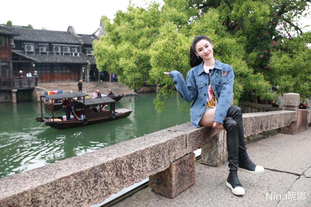 蝴蝶 张柏芝乌镇游玩，41岁三娃妈穿粉色扎马尾似少女，姐姐团不出道太可惜