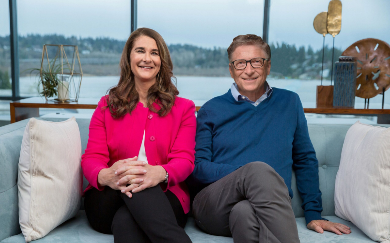 |比尔盖茨前妻新照!一袭印花裙同框长女,58岁准姥姥依然风韵犹存