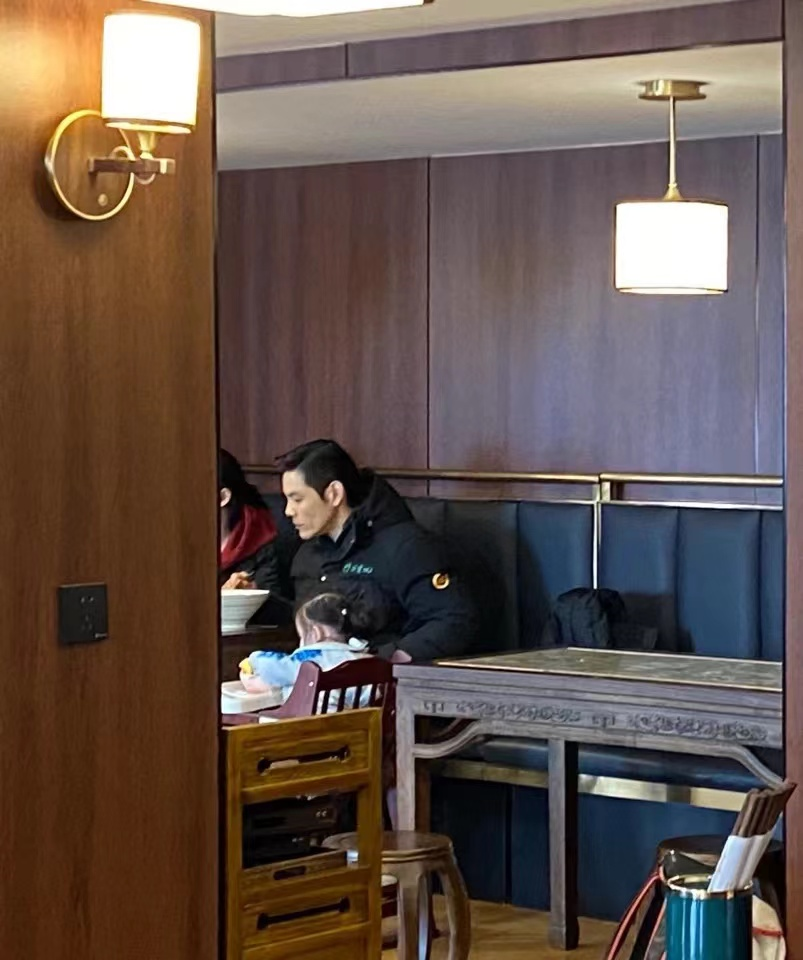 向佐|向佐一家三口现身面馆，大碗吃面没包袱，小奶皇独坐一桌姿势太萌