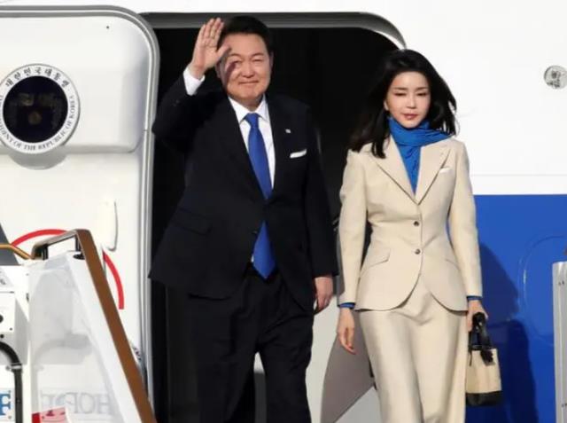 口红 50岁韩国第一夫人金建希，五官僵硬颜值出圈，年过半百却肤白貌美