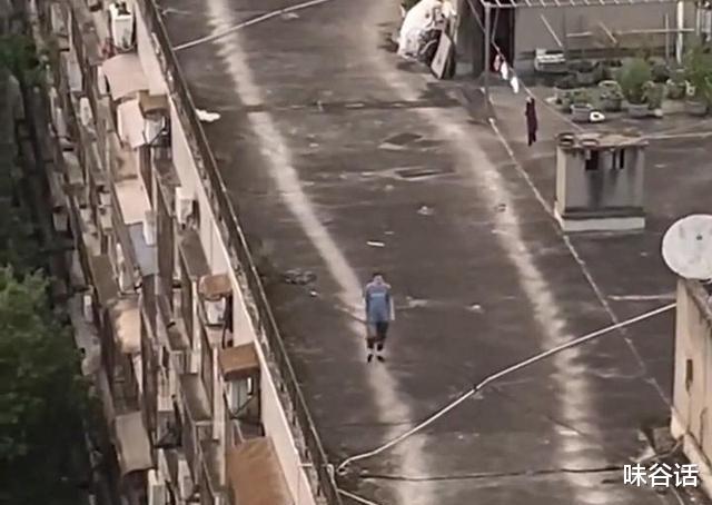 转圈大王?四川一男子经常在楼顶散步,居然走出一条“跑道”