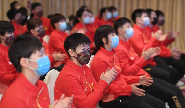刘国梁|中国乒乓球国家队解压有新招：刘国梁组织足球赛！王皓当守门员！
