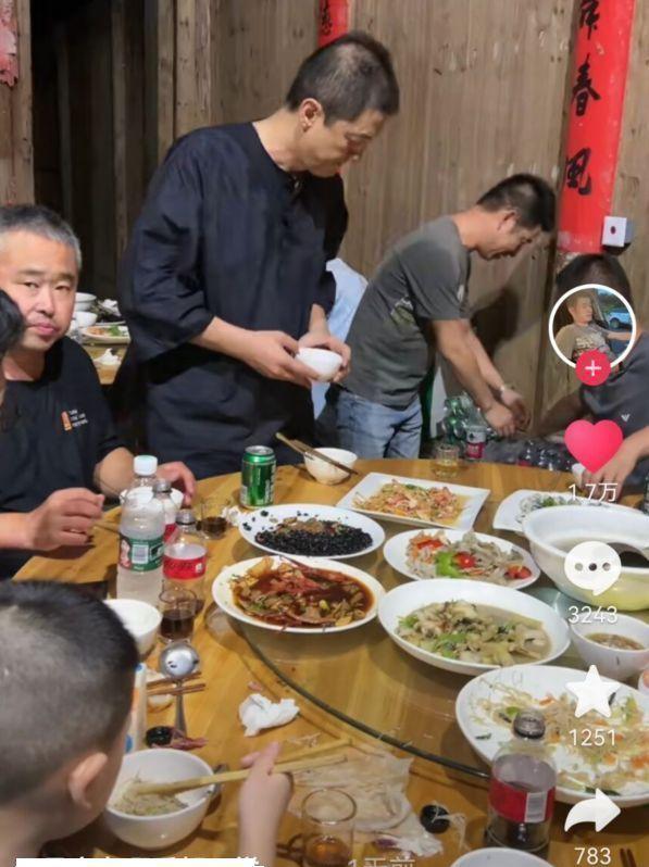 李亚鹏|李亚鹏现身乡下吃席,头发稀少地中海抢镜,坐姿端正被赞有礼貌