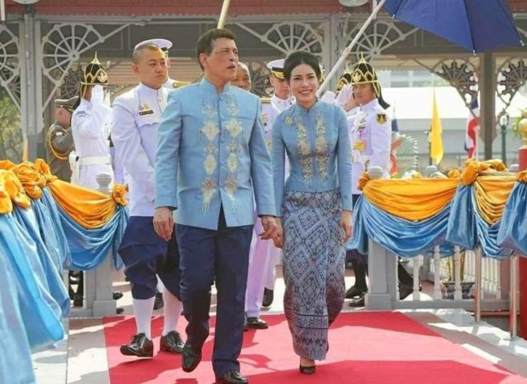 预告片|泰王室为诗妮娜公开庆生!寿星不现身高光时刻成过去,全因帕公主