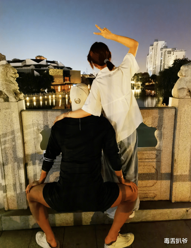 窦骁|窦骁高调为女友庆生！甜喊对方“媳妇”，晒两人搞怪合影超甜蜜