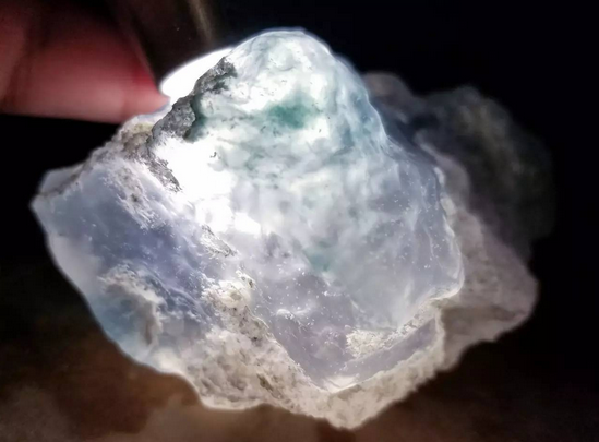 翡翠|白盐砂原石如何才能切涨，翡翠行家教你一招，简单实用