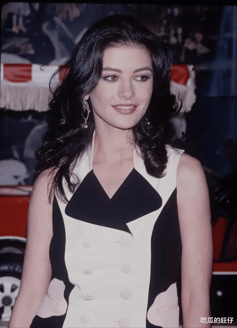 道格拉斯|泽塔琼斯：53岁美人迟暮，富豪老公很花心，儿女没继承她的高颜值