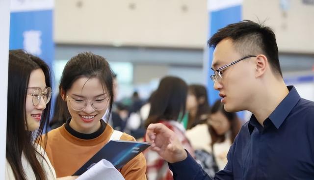 大学生|吃过亏才明白,“校招”和“社招”虽一字之差,待遇却大有不同