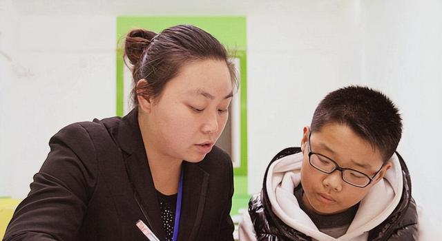 发型 2022初中生发型有新规，男生看上去精神又帅气，女生发型一言难尽