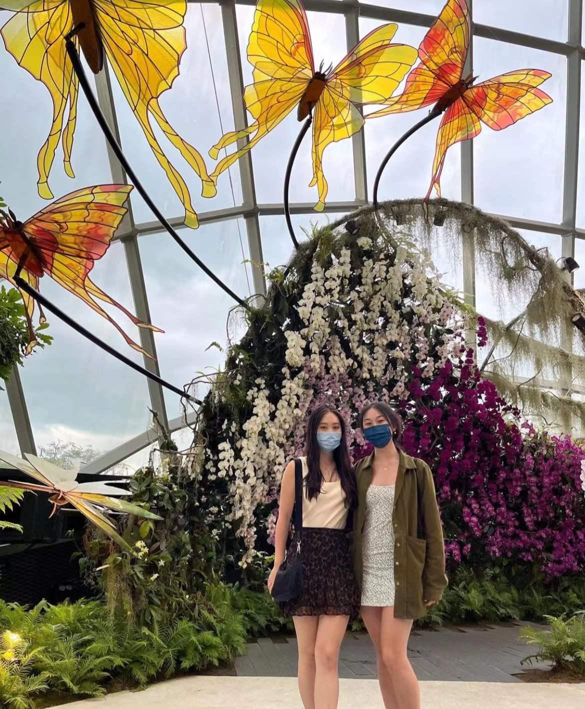 李连杰|李连杰小女儿晒照引争议，穿豹纹短裙秀大长腿，衣领太低被指暴露