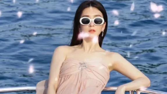 冯巩|34岁方媛秀白嫩大腿，光脚坐豪华游艇出海，身材火辣不似俩孩子妈