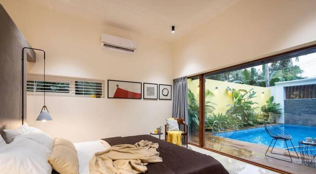 坐拥一套私宅别墅,庭院大到媲美足球场,平时却不显山露水,低调