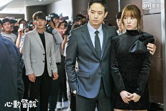 尹恩惠 僵脸丰唇尹恩惠急甩20斤消失5年复出被群嘲,她换了一只唇膏而已