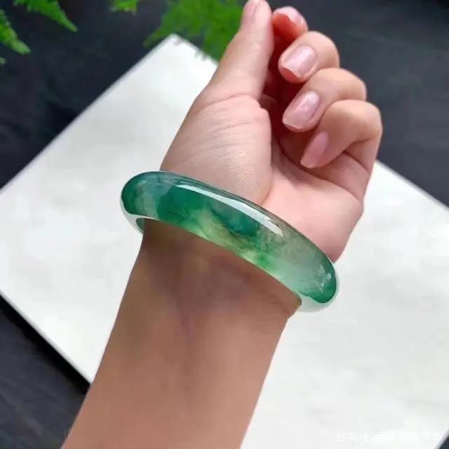 翡翠|一字之别价值却是云泥之别，翡翠飘花和翡翠飘癣如何区分？