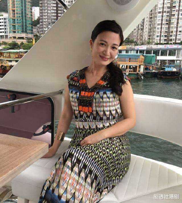 陈少霞|45岁“岳灵珊”近况曝光！晒3岁女儿毕业照，小家伙像极65岁老公