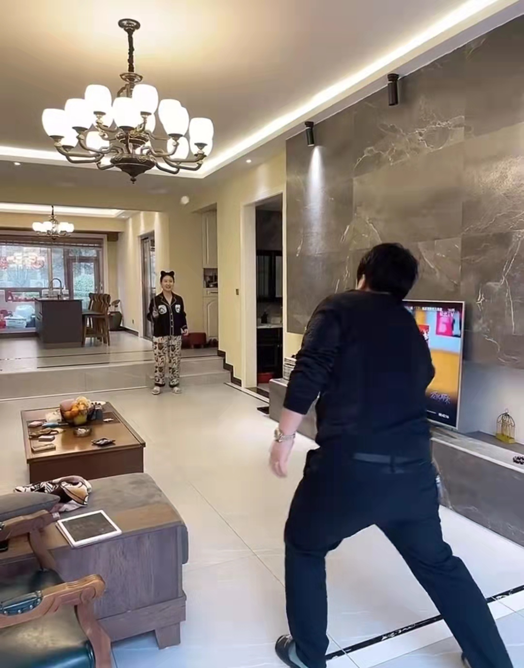 客厅|西安一对夫妻在客厅打羽毛球，两人水平不相上下，网友：房子够大