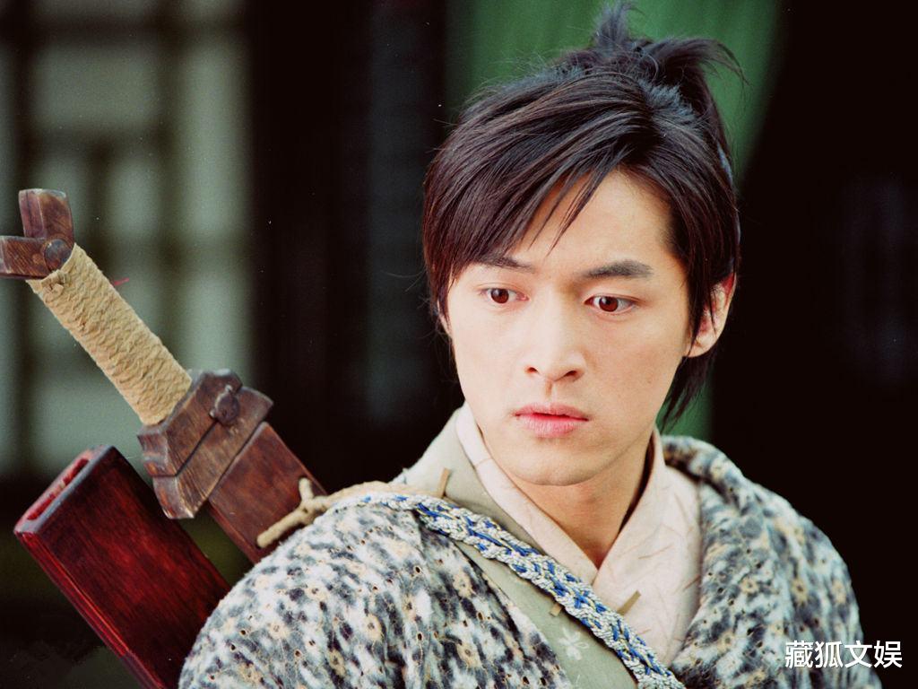 主持人|胡歌新剧曝路透,身着中山装被赞帅气,当地网友化身夸夸团