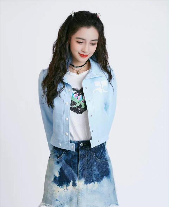 Angelababy|小短裙遮不住大长腿，单身的杨颖重回少女活力，大红唇有点违和感