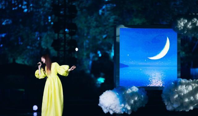 王心凌|王心凌穿黄色泡泡裙宛若绿野精灵！雪肤玉貌美得不可方物