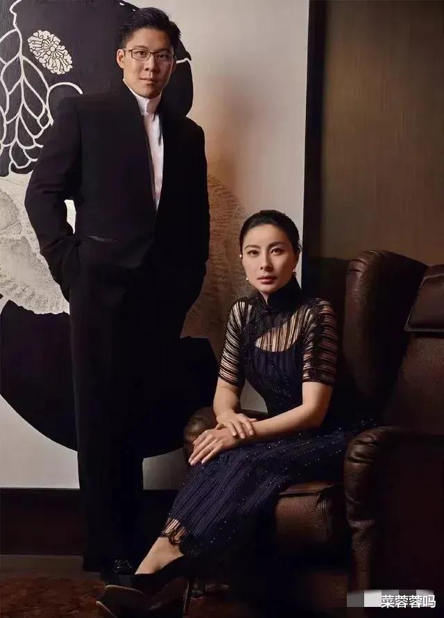 郭晶晶|郭晶晶和霍启刚夫妻合体拍写真！她一脸正气看着比老公还硬朗，太有当家主母的范儿