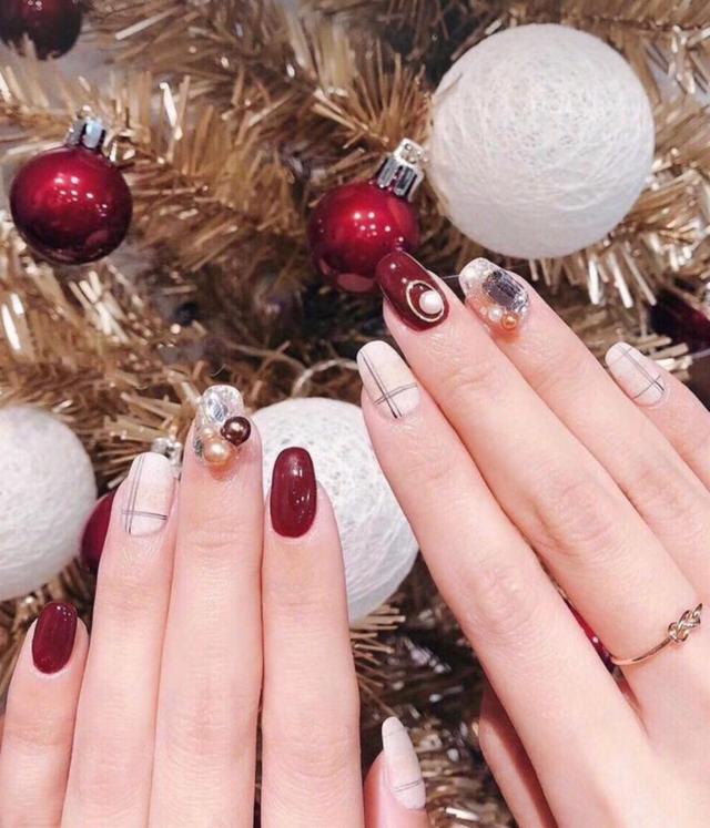 美甲 暴富显瘦、桃花、显白有气质！30款新年红色美甲范本图集