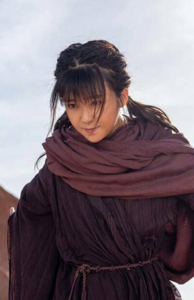 宋伊人|“清纯校花”宋伊人:出道多年不温不火,如今被传背后有人撑腰?