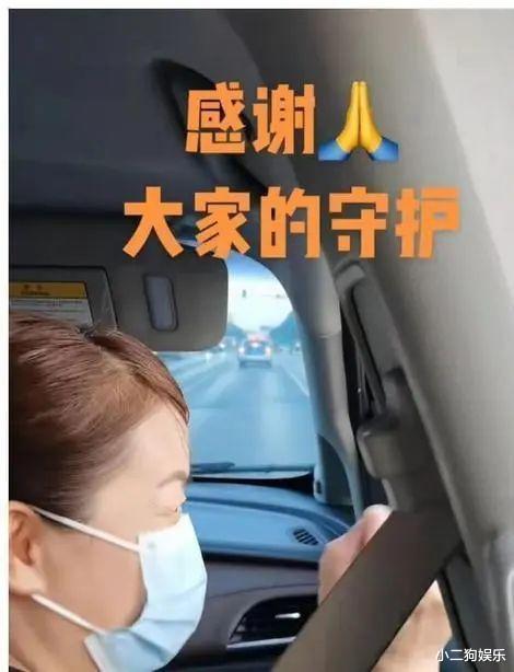 庭审后许妈向齐呼“许妈必胜”网民致谢。网友：杜妈抱着花出来了