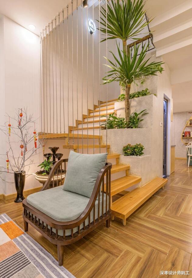 4层联排别墅局部有天井，借助大型灯具做错层，照顾到每层楼梯照明