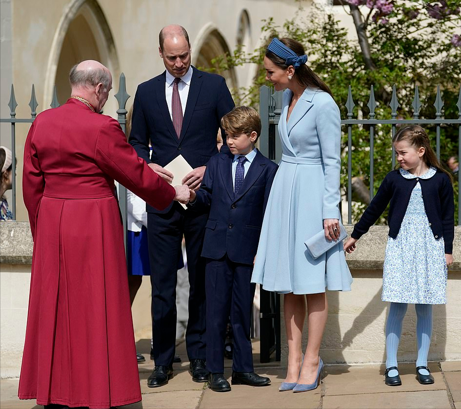小王子|3岁路易小王子终于有机会亮相！蹦蹦跳跳好激动，被凯特一把抱起