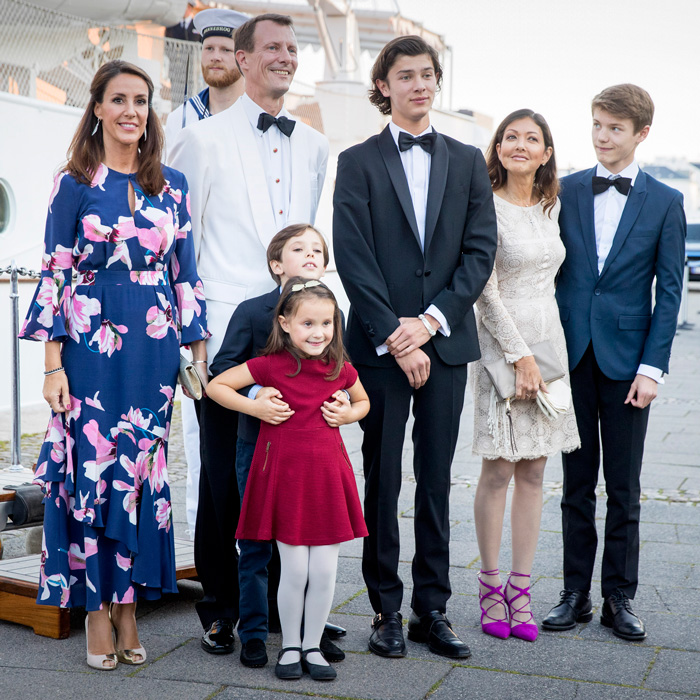 丹麦20岁华裔王子帅气亮相!有中国血统眉眼间太像文雅丽,确实帅