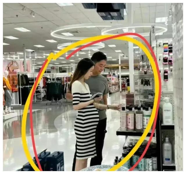 章泽天|奶茶妹怀二胎小肚隆起,刘强东携妻现身美超市:共同应对明州事件