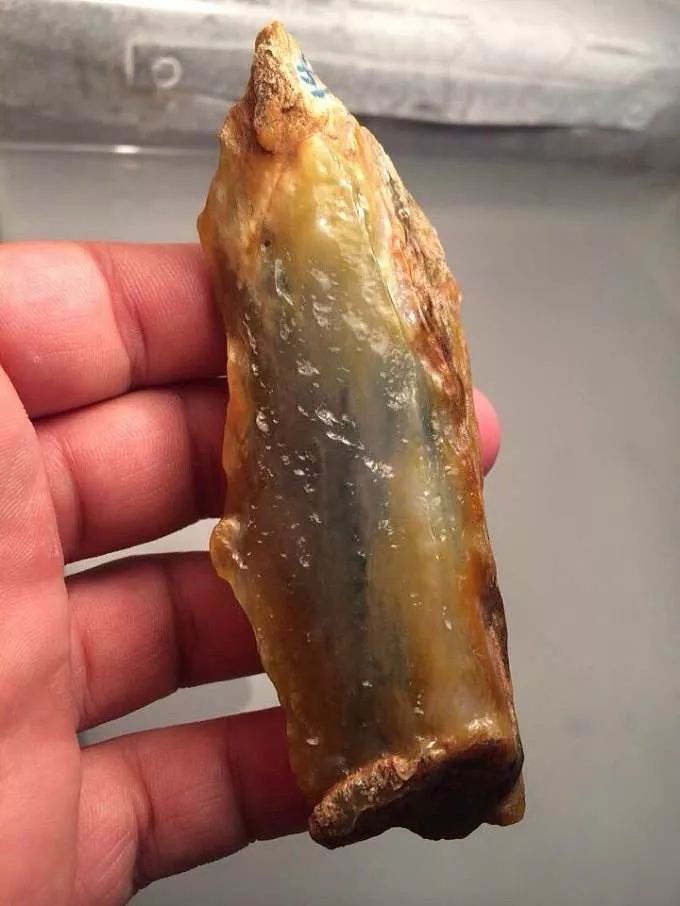 翡翠|夜市淘的翡翠原料，8000的雕工费，作品出来多少都不卖！