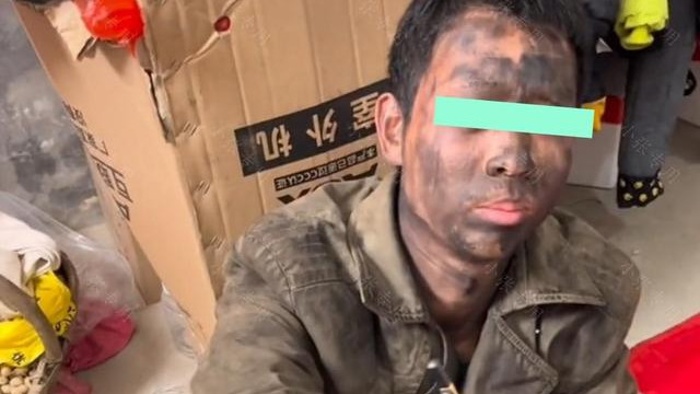 男子工作回家累得坐地上睡着，醒来第一时间给妻子上交工资
