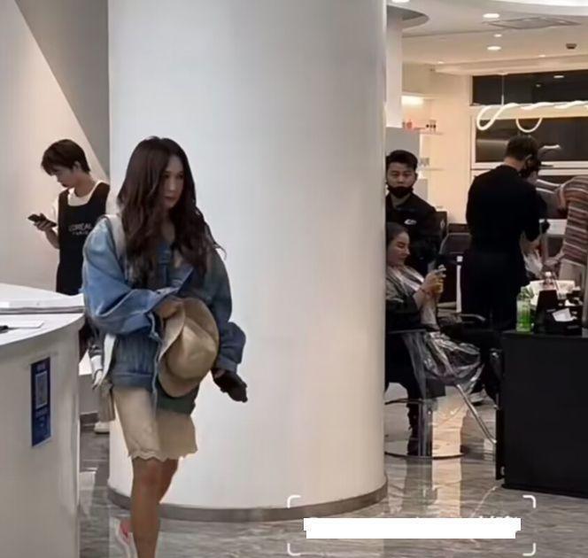 56岁温碧霞现身美发店，穿牛仔外套露香肩，造型万年不变遭吐槽