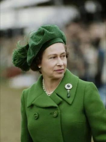英国王室发布一张从未见过的女王照片,充满象征意义