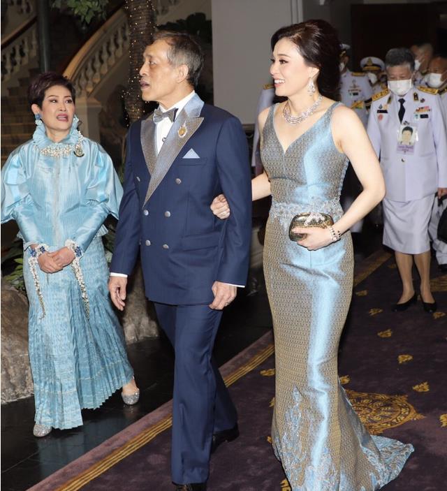 排毒 苏提达盛装去听音乐会，刘海烫个卷儿时髦又洋气，气质堪比女明星