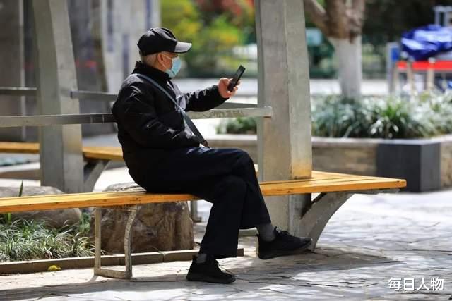 活跃在老红书的老年人: 有人65岁被骗,有人不会打字,有人突然去世