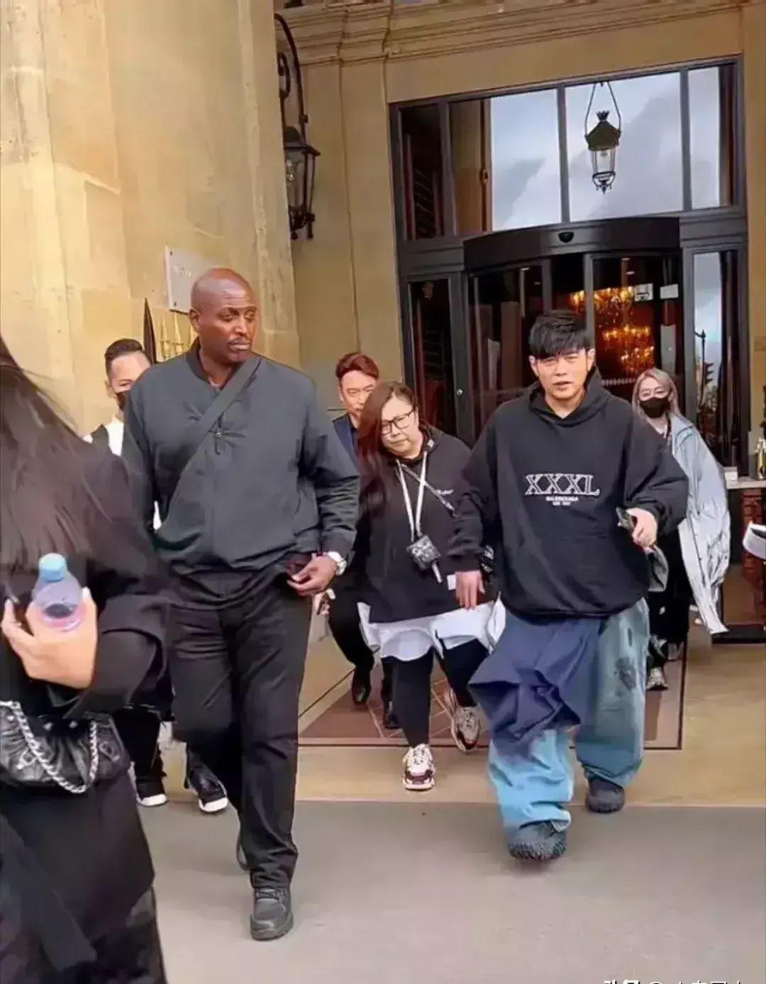 周杰伦|周杰伦现身英国，时尚穿搭，让粉丝们纷纷表示欣赏不了他的这种帅