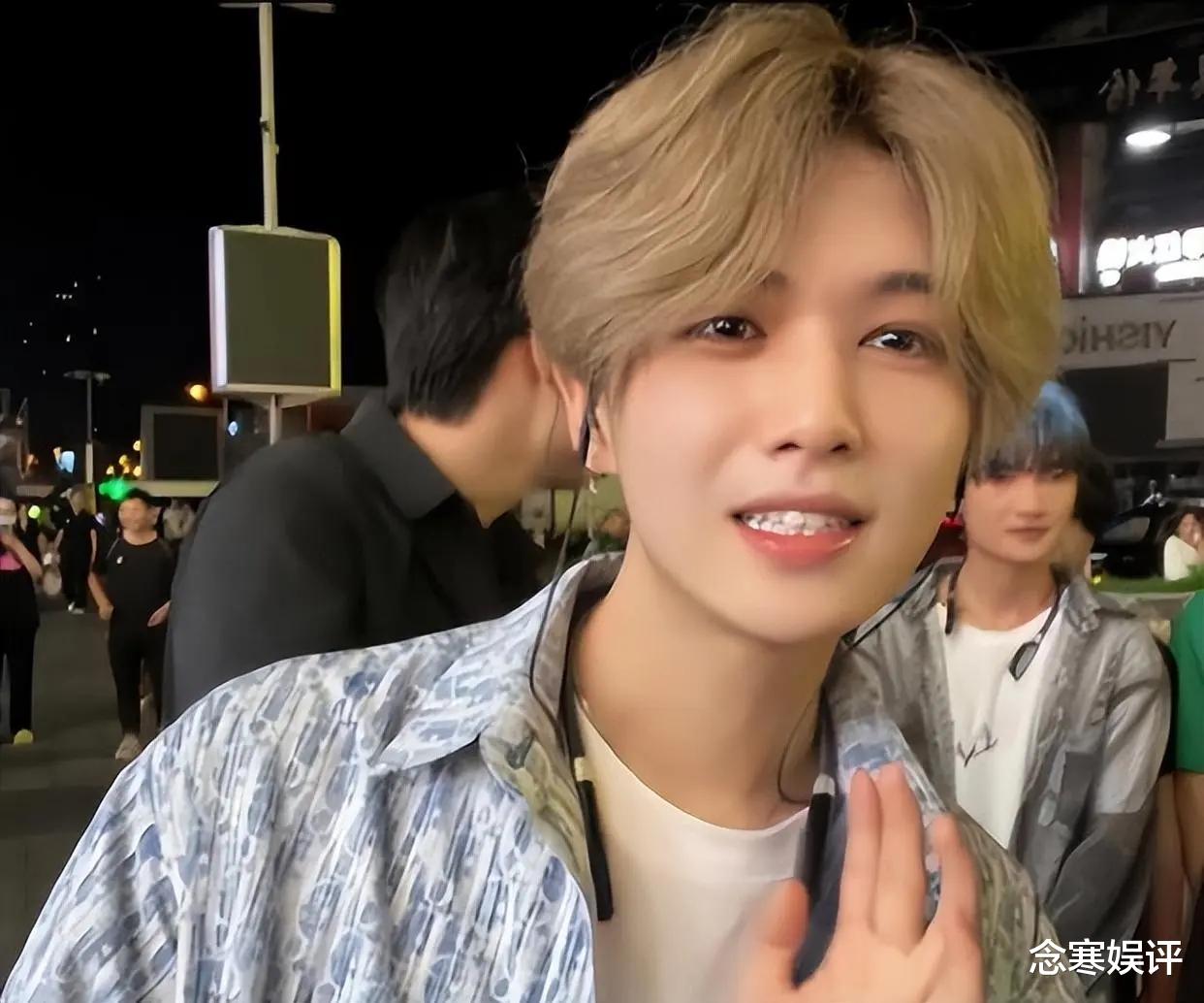 鹿晗|鹿晗红发白色西装火了后，鹿哈兴奋得一晚都没睡，想模仿却被骂惨