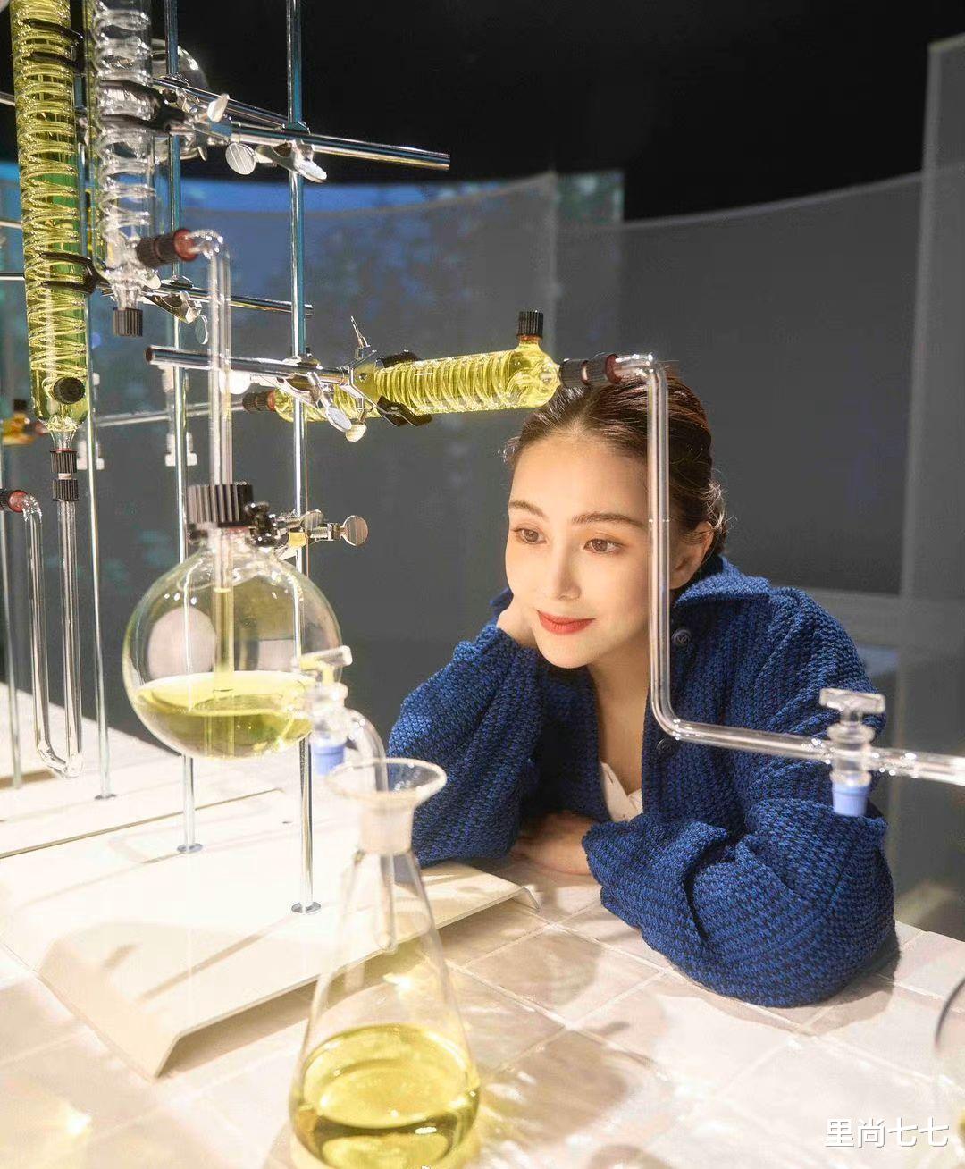 昆凌|昆凌怀孕后首次露面，穿平底鞋撑不起裤子好臃肿，5月大孕肚抢镜