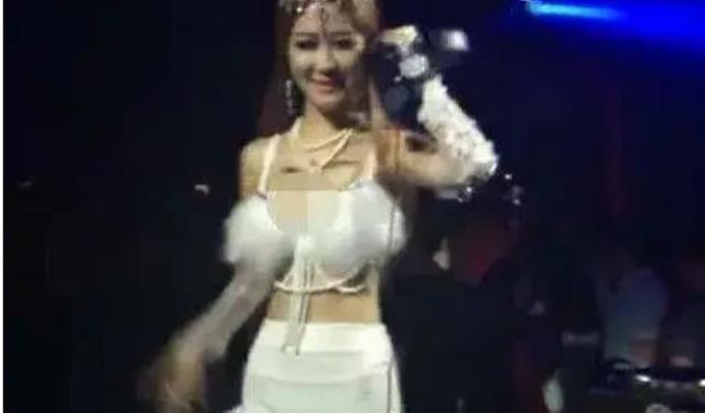 潘玮柏|潘玮柏真能忍,晒照给妻子萱云庆生,网友:这是有把柄?