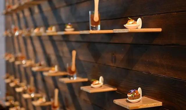 美容|伊丽莎白一世的红唇、神秘占星术、匈牙利女王的化妆台...我们常用的护肤品都这么神秘的吗?