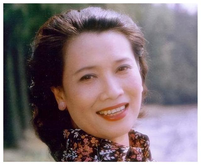 歌唱家朱逢博：一生演唱上千首歌，丈夫去世后，苦守丈夫骨灰14年