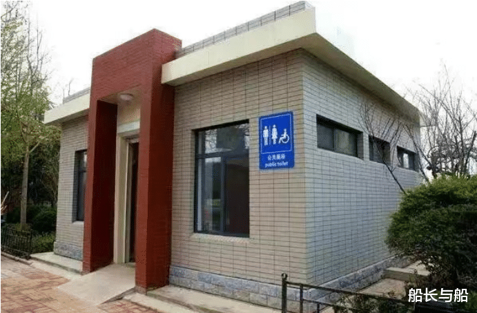 当年大爷想交养老金,遭儿子极力劝阻,如今晚年生活困难悔恨流泪