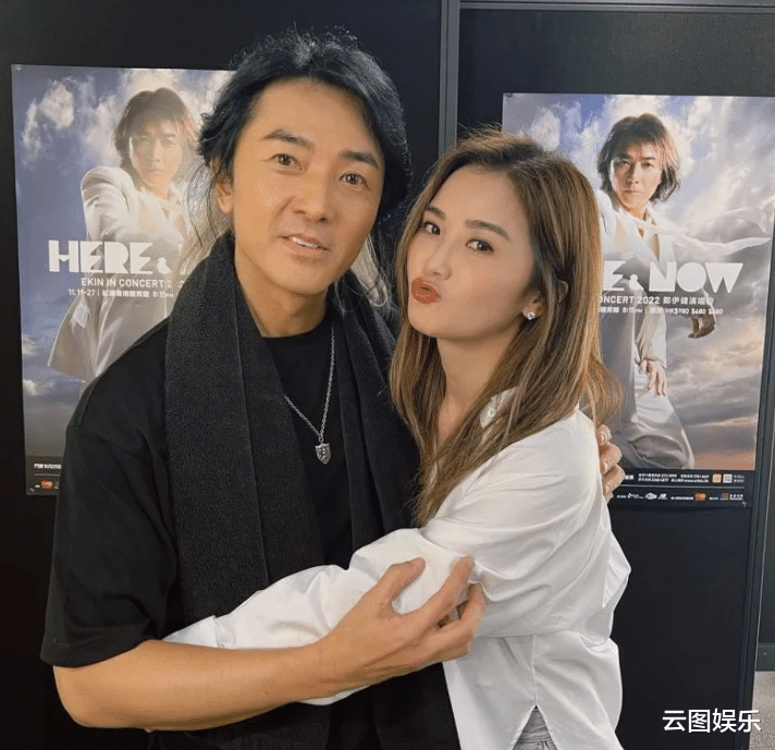 郑伊健|郑伊健开演唱会，舒淇携老公冯德伦现身支持，挥舞荧光棒表现激动