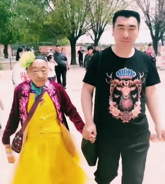 李玉成|85岁马玉琴捡柴火,李玉成却配上“真幸福”字幕,网友:强装幸福