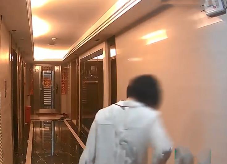 我忍无可忍了!广东一男子上楼踹邻居家门,指责对方养狗扰民4年