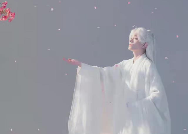 杨超越|杨超越《七时吉祥》预告曝光，古装灵气十足，和男主战损妆好配！